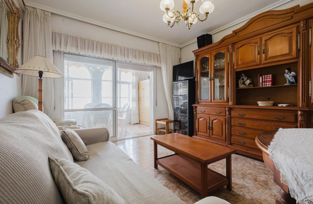 Ático de 2 habitaciones en Torrevieja en venta - 149.500 € (Ref: 9253709)