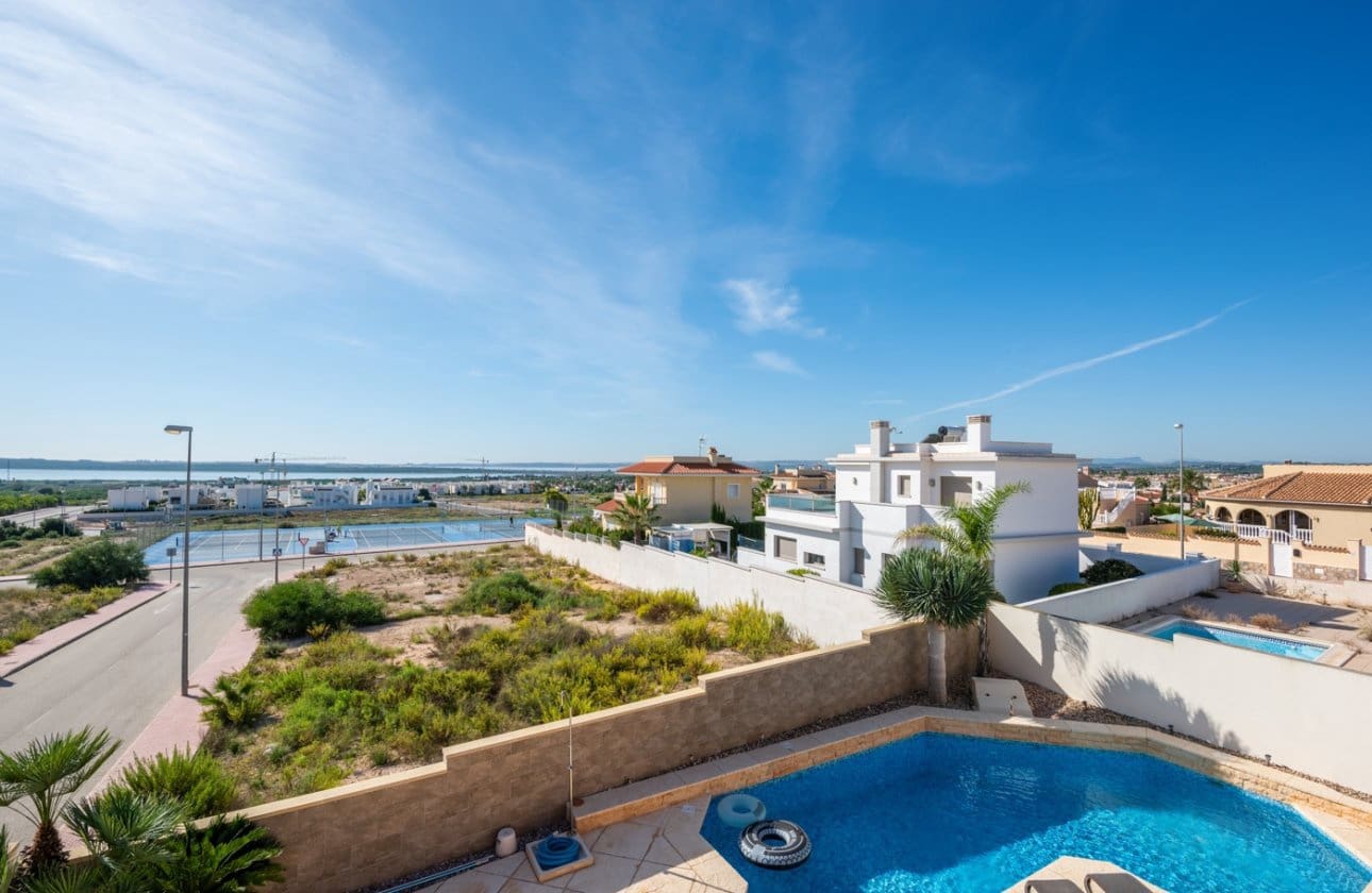 4 makuuhuone Huvila myytävänä paikassa Ciudad Quesada mukana uima-altaan 
autotalli - 520 000 € (Ref: 9428964)