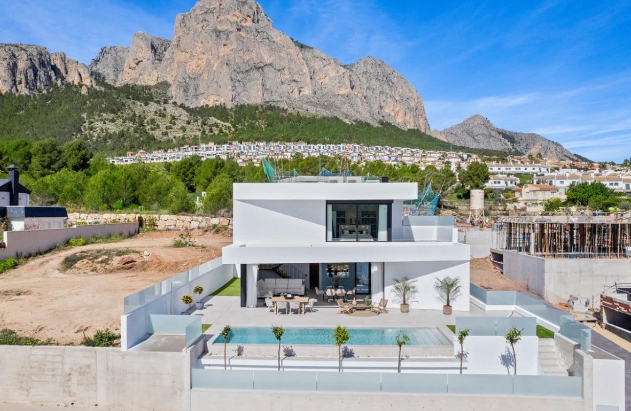 3 bedroom Villa for sale in Polop with pool garage - € 860,000 (Ref: 9428967)