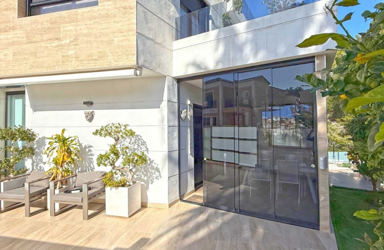 3 slaapkamer Villa te koop in Villamartin met zwembad garage - € 475.000 (Ref: 9428973)