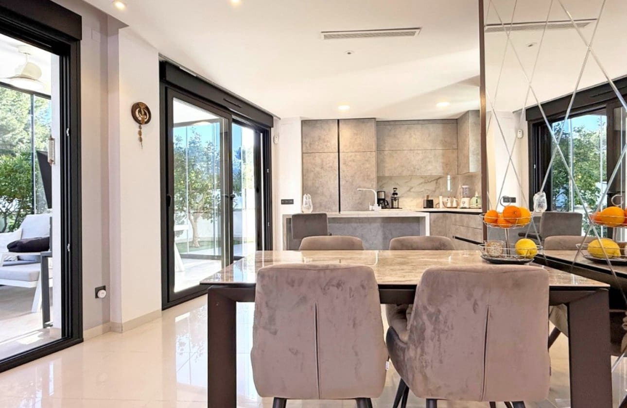 3 slaapkamer Villa te koop in Villamartin met zwembad garage - € 475.000 (Ref: 9428973)