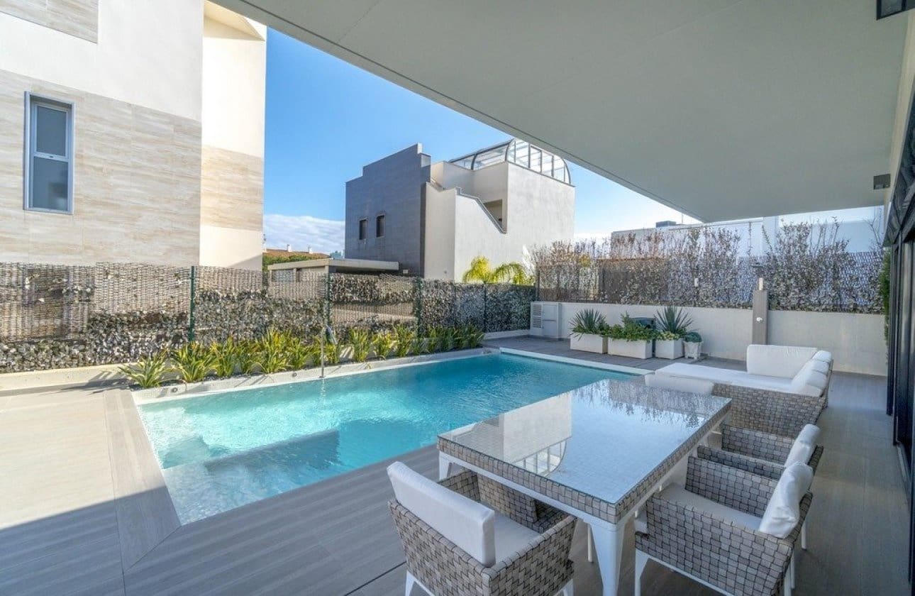 3 bedroom Villa for sale in Orihuela Costa with pool garage - € 899,000 (Ref: 9428974)