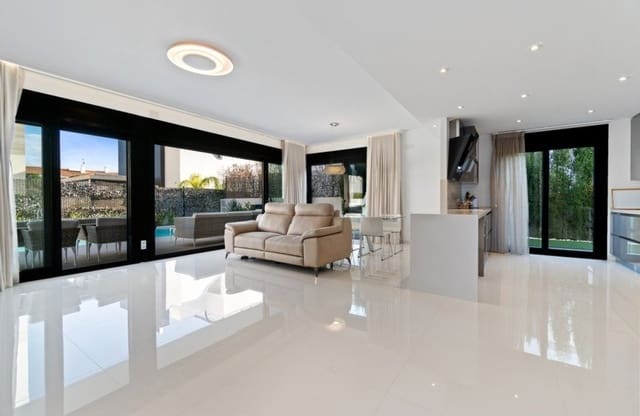 3 bedroom Villa for sale in Aguamarina, Orihuela with pool garage - € 899,000 (Ref: 9428974)