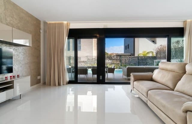 3 bedroom Villa for sale in Aguamarina, Orihuela with pool garage - € 899,000 (Ref: 9428974)