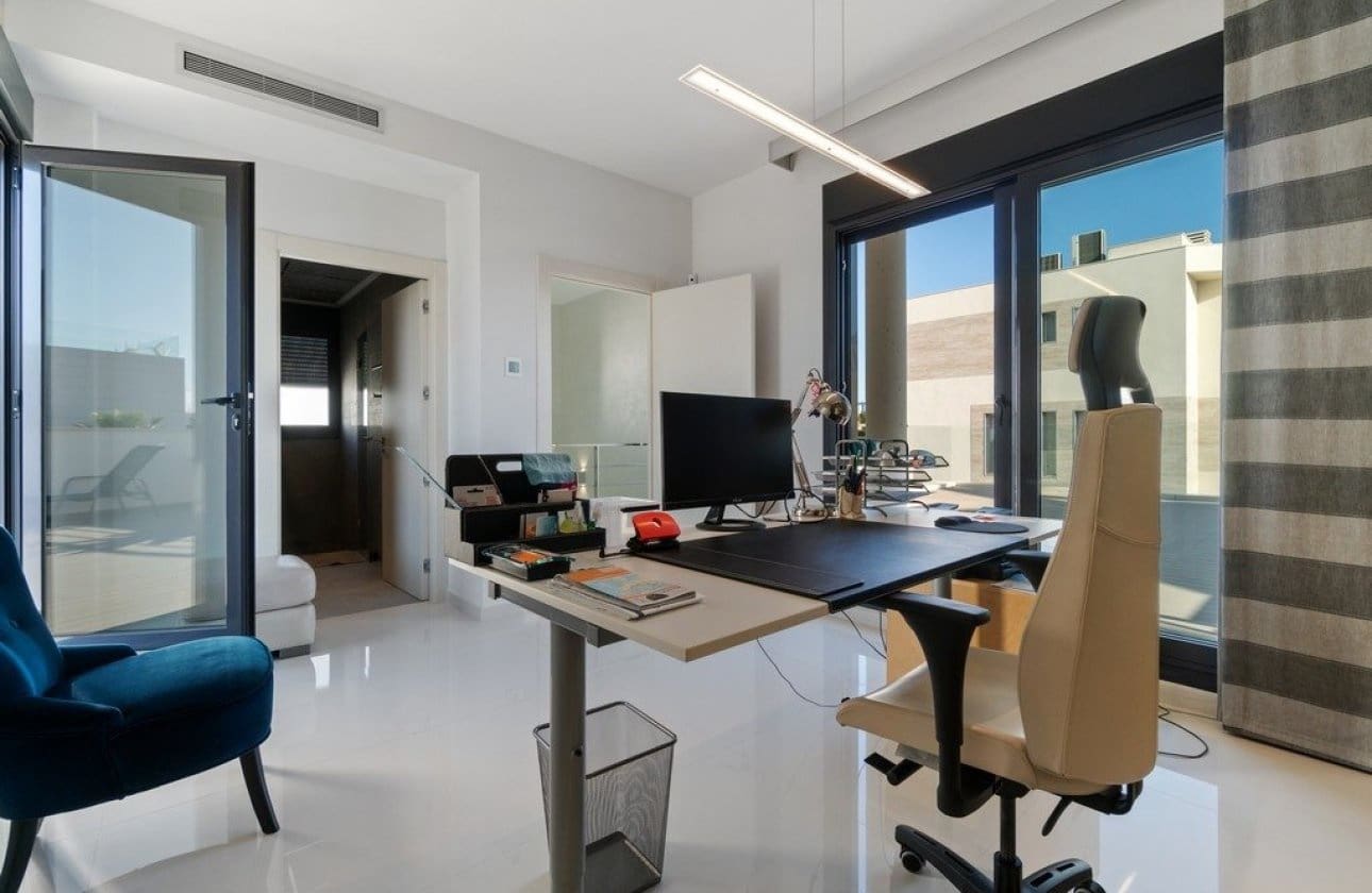 3 bedroom Villa for sale in Orihuela Costa with pool garage - € 899,000 (Ref: 9428974)