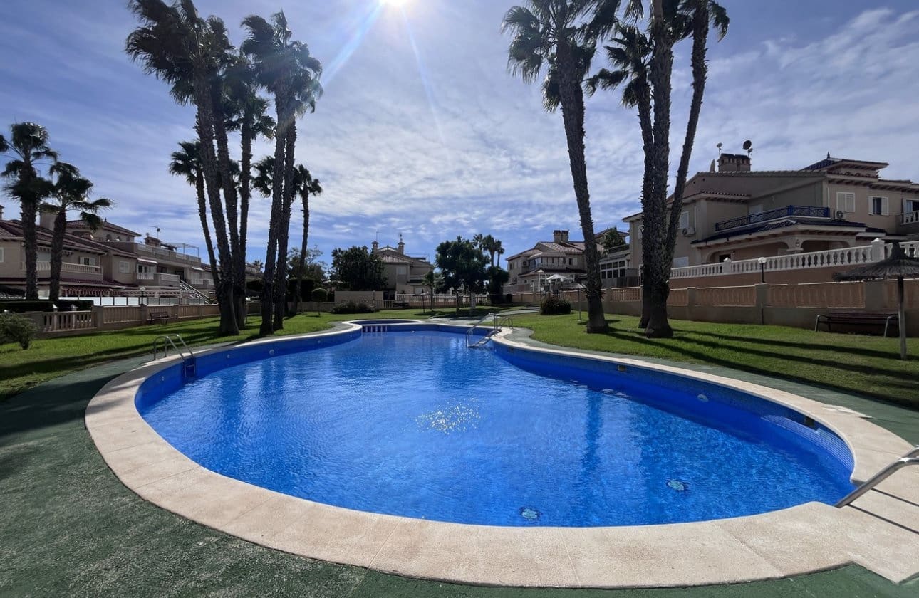 1 soveværelse Penthouse til salg i Playa Flamenca med swimmingpool - € 170.000 (Ref: 9428981)