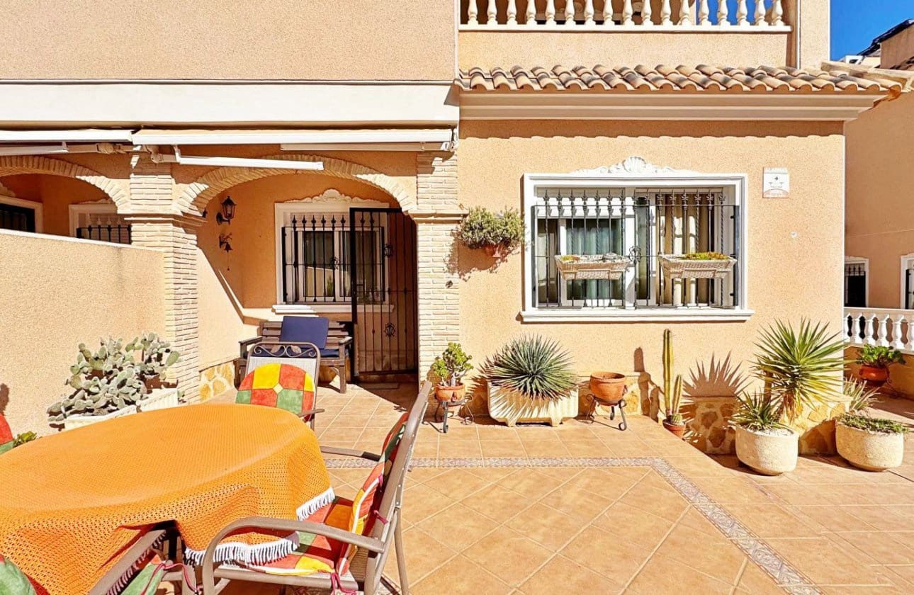 Casa de 3 habitaciones en Villamartin en venta - 275.900 € (Ref: 9428982)
