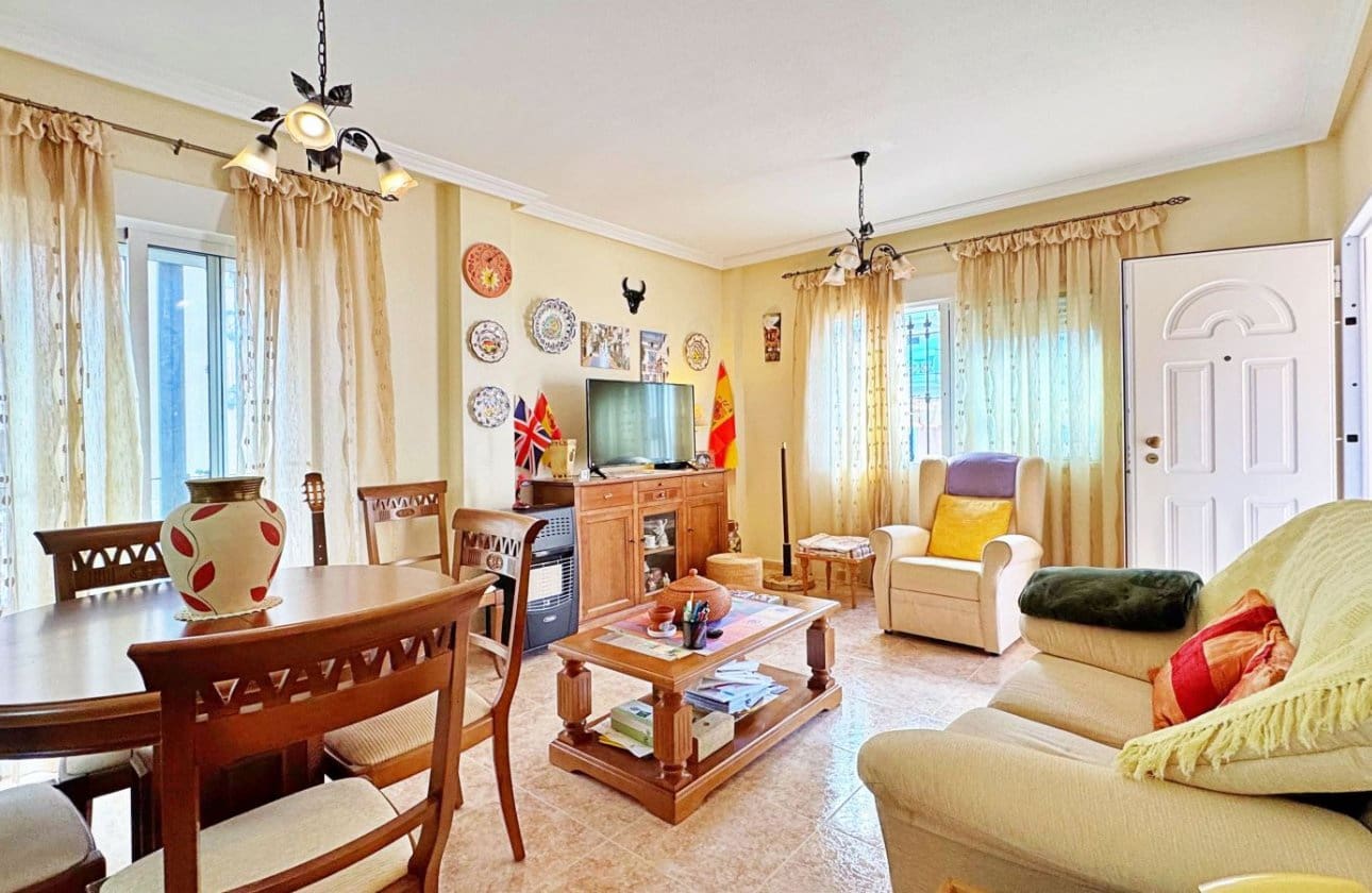 Casa de 3 habitaciones en Villamartin en venta - 275.900 € (Ref: 9428982)