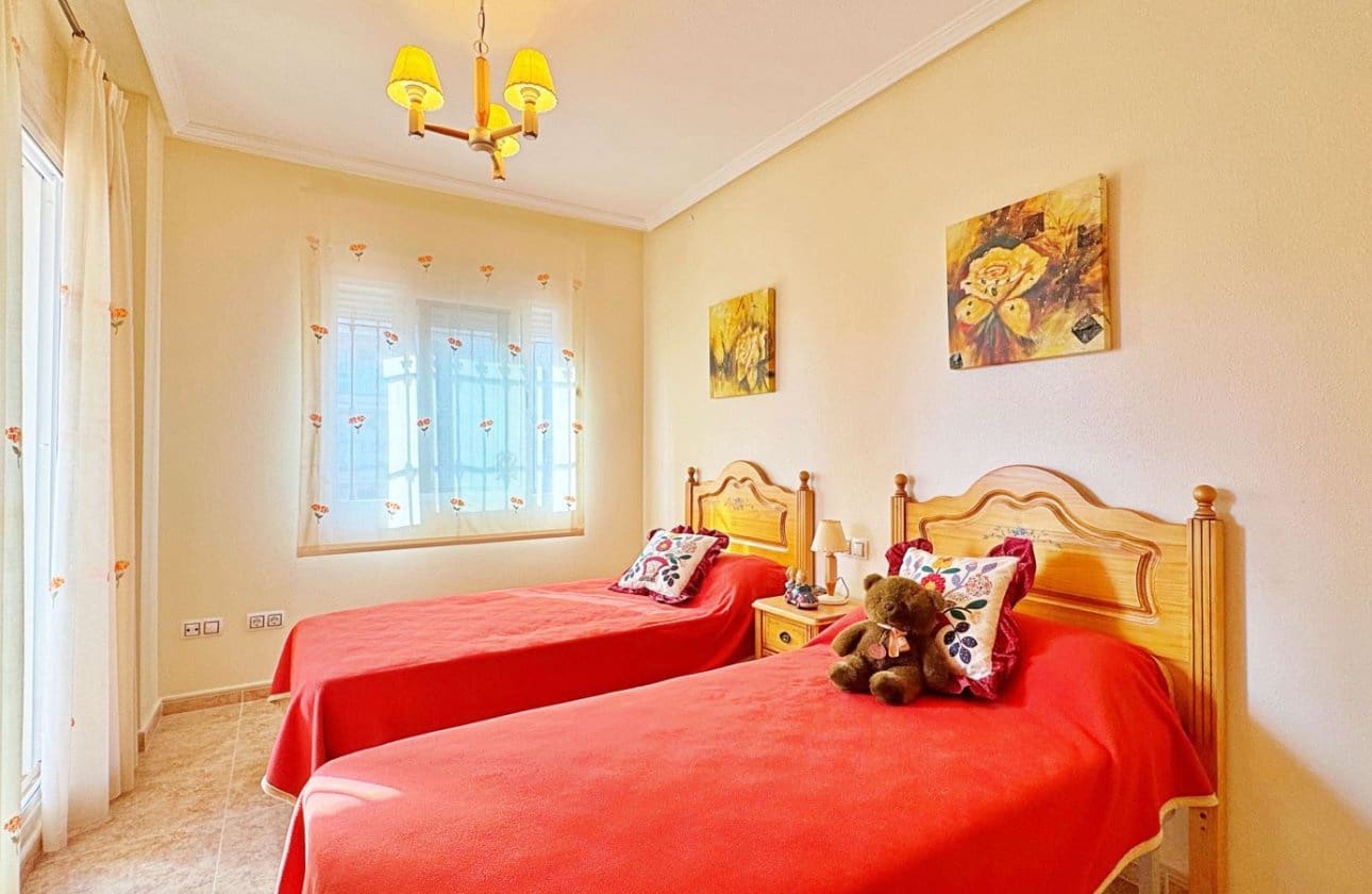 Casa de 3 habitaciones en Villamartin en venta - 275.900 € (Ref: 9428982)