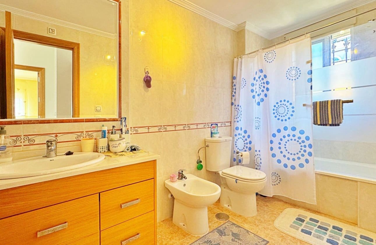 Casa de 3 habitaciones en Villamartin en venta - 275.900 € (Ref: 9428982)