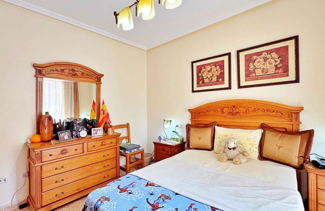 Casa de 3 habitaciones en Villamartin en venta - 275.900 € (Ref: 9428982)