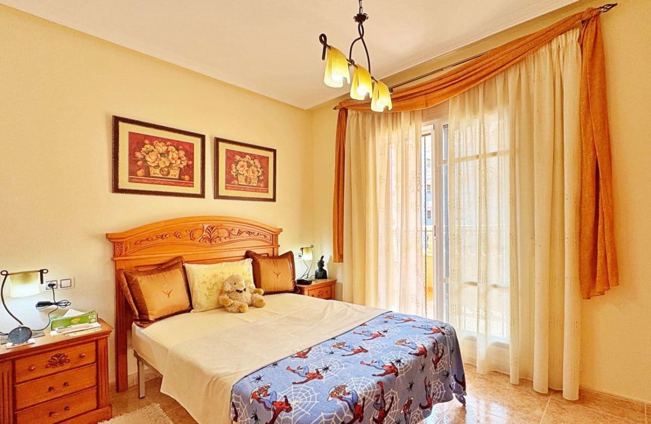 Casa de 3 habitaciones en Villamartin en venta - 275.900 € (Ref: 9428982)