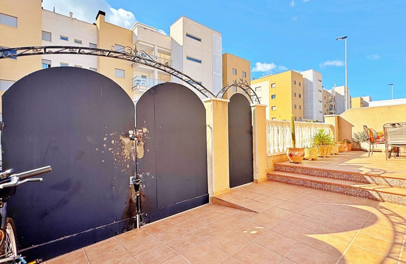 Casa de 3 habitaciones en Villamartin en venta - 275.900 € (Ref: 9428982)