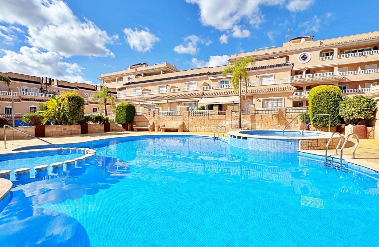 Casa de 3 habitaciones en Villamartin en venta - 275.900 € (Ref: 9428982)