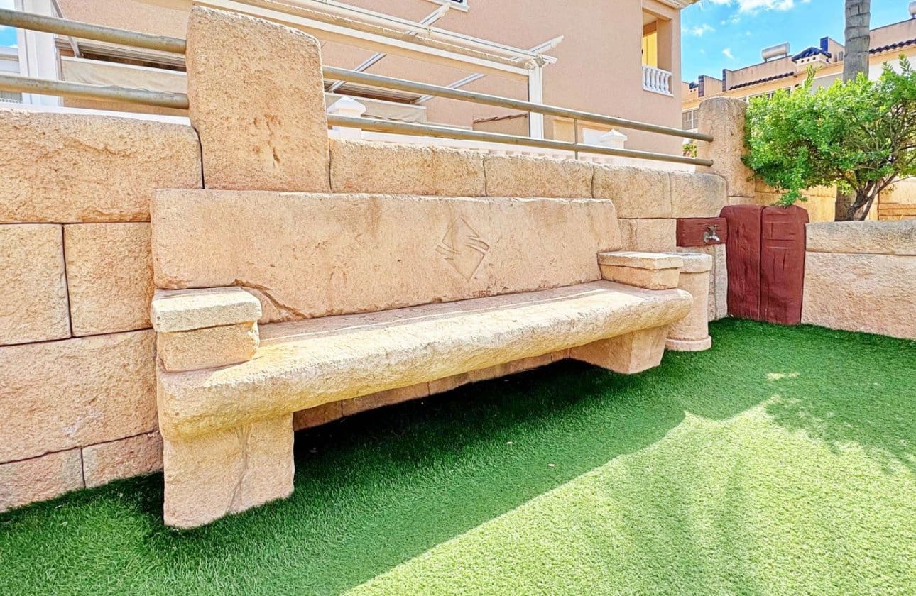 Casa de 3 habitaciones en Villamartin en venta - 275.900 € (Ref: 9428982)