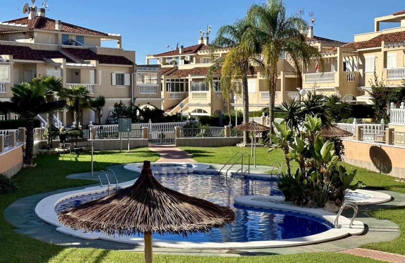3 Zimmer Apartment zu verkaufen in Playa Flamenca mit Pool - 289.000 € (Ref: 9428985)