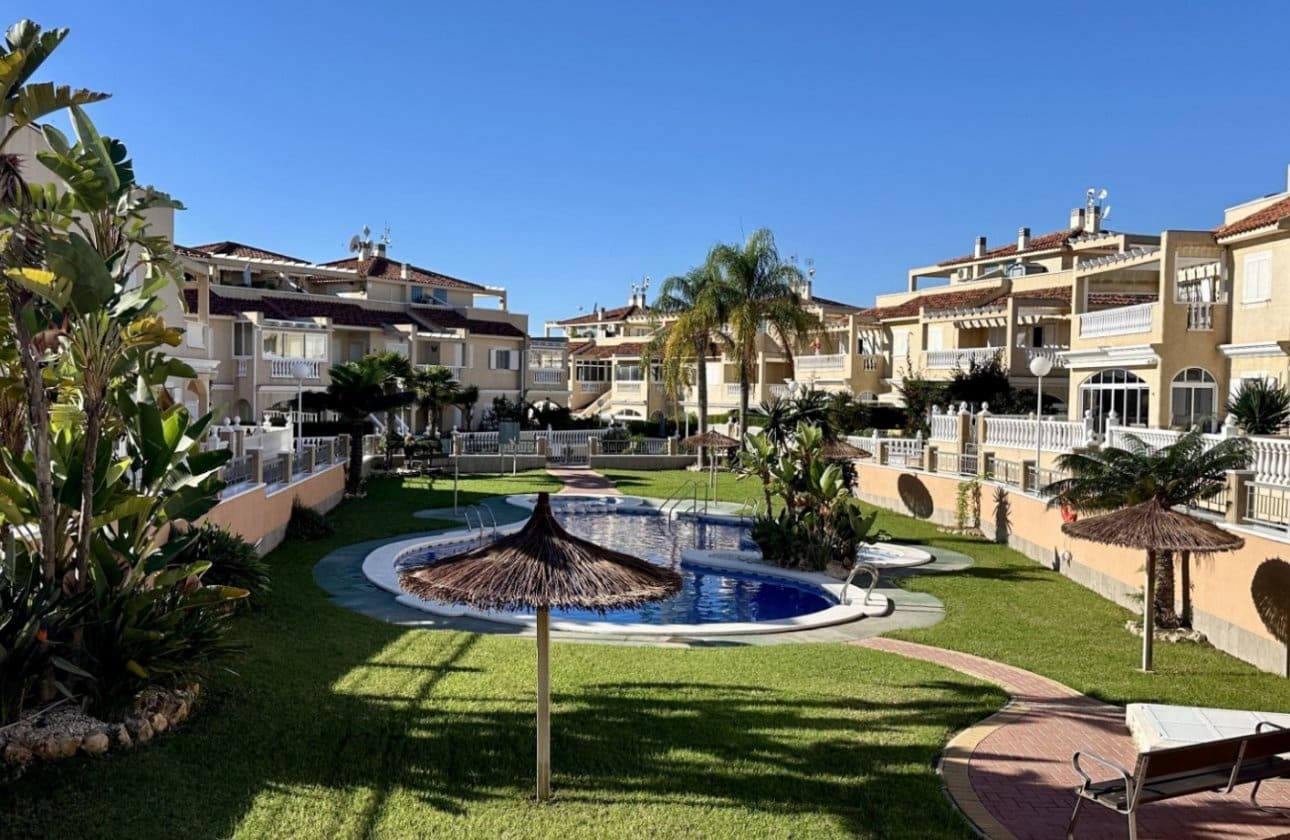 3 Zimmer Apartment zu verkaufen in Playa Flamenca mit Pool - 289.000 € (Ref: 9428985)