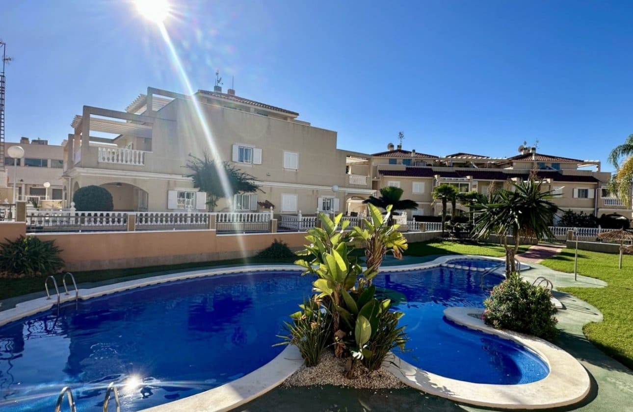 3 Zimmer Apartment zu verkaufen in Playa Flamenca mit Pool - 289.000 € (Ref: 9428985)