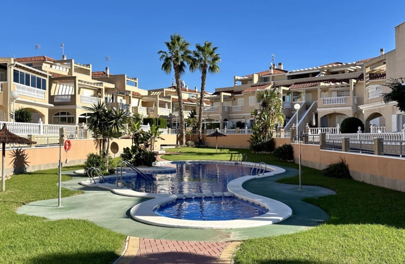 3 Zimmer Apartment zu verkaufen in Playa Flamenca mit Pool - 289.000 € (Ref: 9428985)