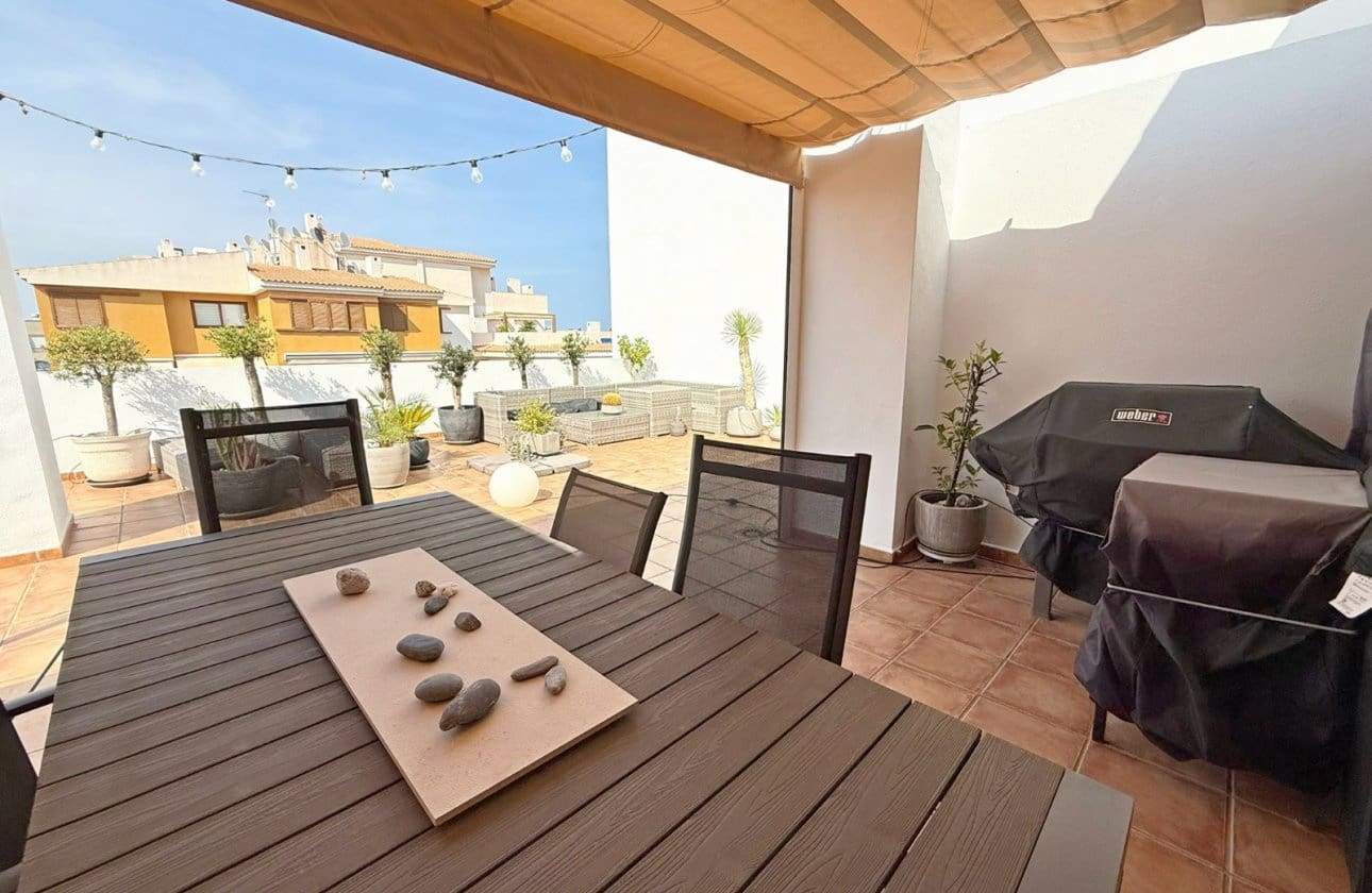 2 slaapkamer Penthouse te koop in Punta Prima met zwembad - € 297.000 (Ref: 9428986)