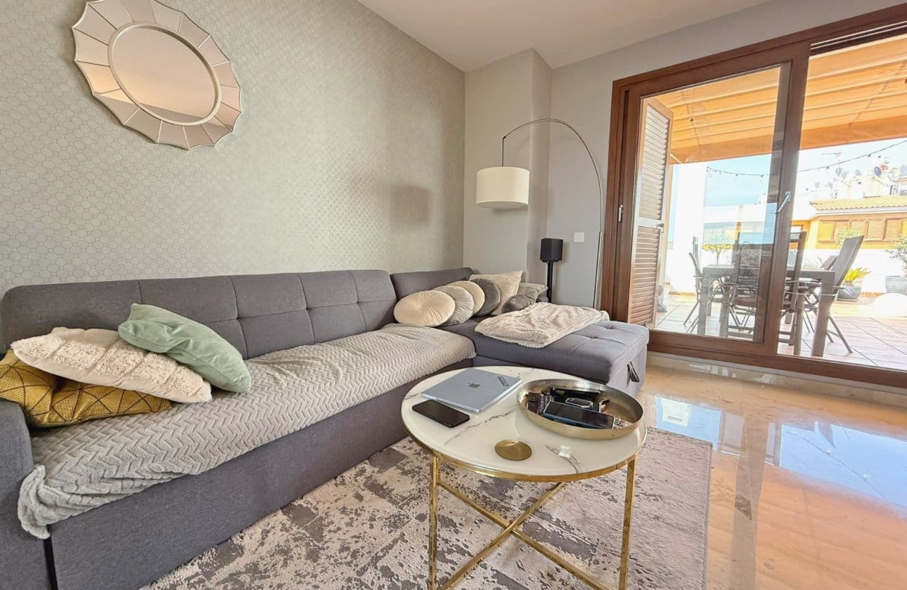 2 slaapkamer Penthouse te koop in Punta Prima met zwembad - € 297.000 (Ref: 9428986)