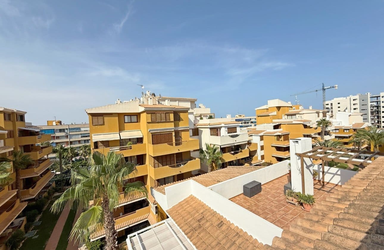 2 slaapkamer Penthouse te koop in Punta Prima met zwembad - € 297.000 (Ref: 9428986)