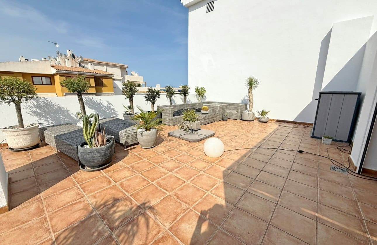 2 slaapkamer Penthouse te koop in Punta Prima met zwembad - € 297.000 (Ref: 9428986)