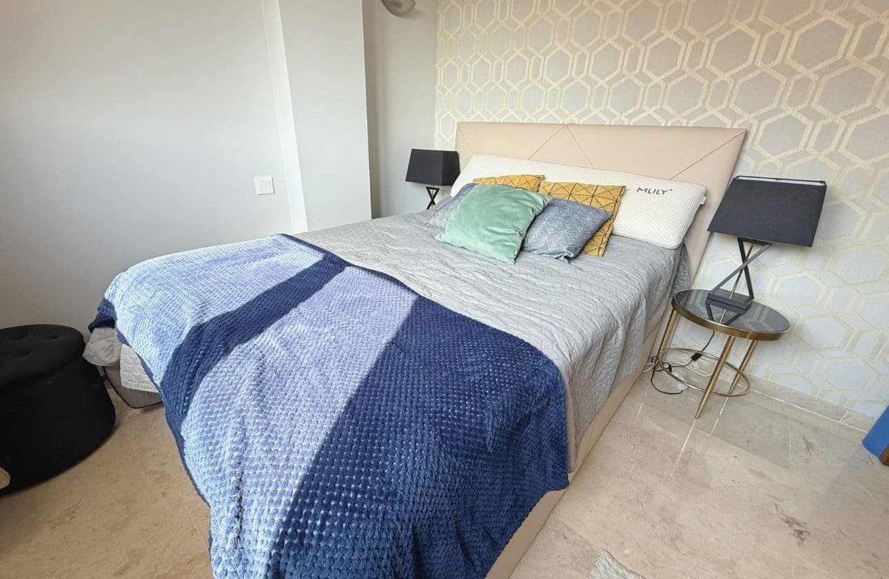 2 slaapkamer Penthouse te koop in Punta Prima met zwembad - € 297.000 (Ref: 9428986)