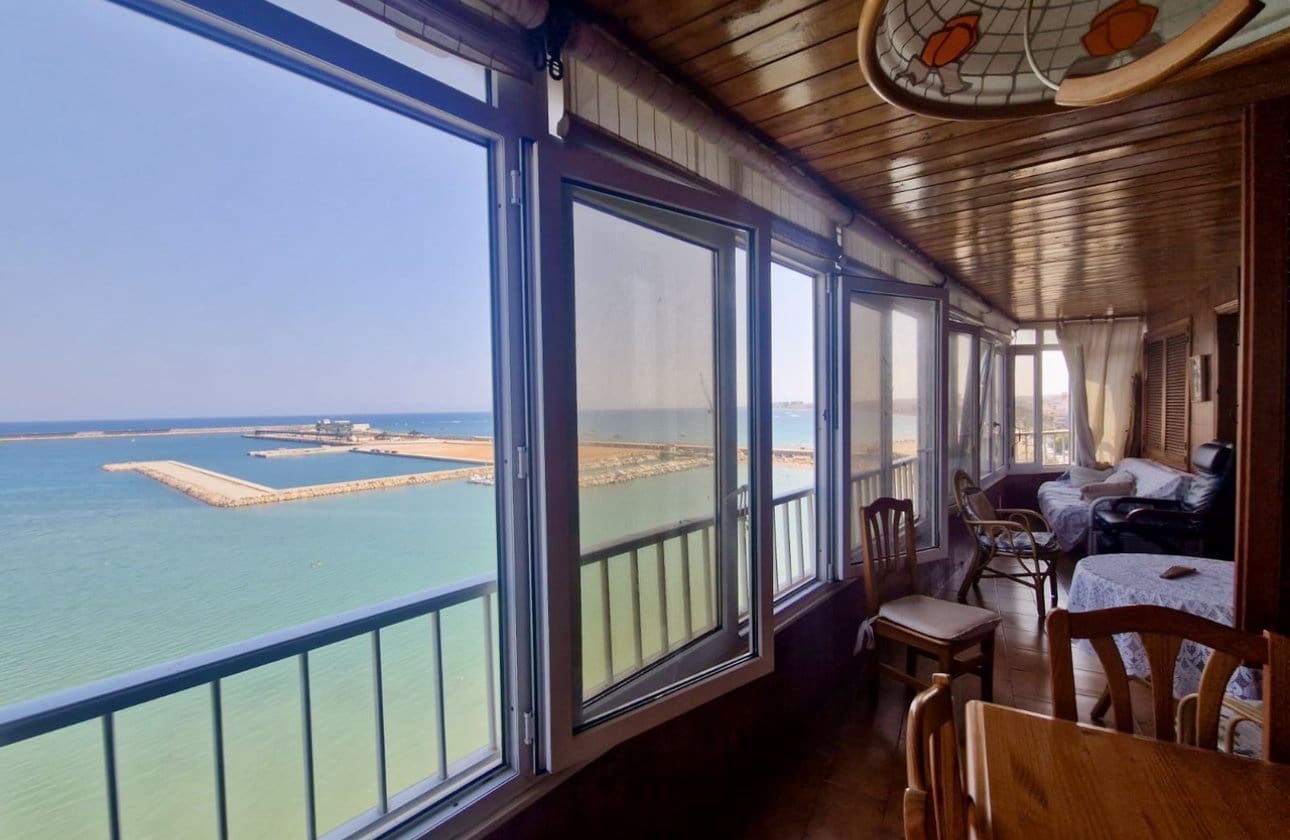 3 makuuhuone Ranta-asunto myytävänä paikassa Torrevieja - 297 000 € (Ref: 9428991)