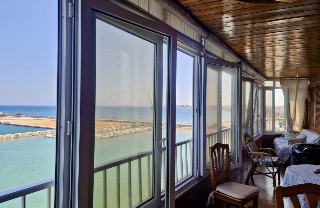 3 makuuhuone Ranta-asunto myytävänä paikassa Torrevieja - 297 000 € (Ref: 9428991)