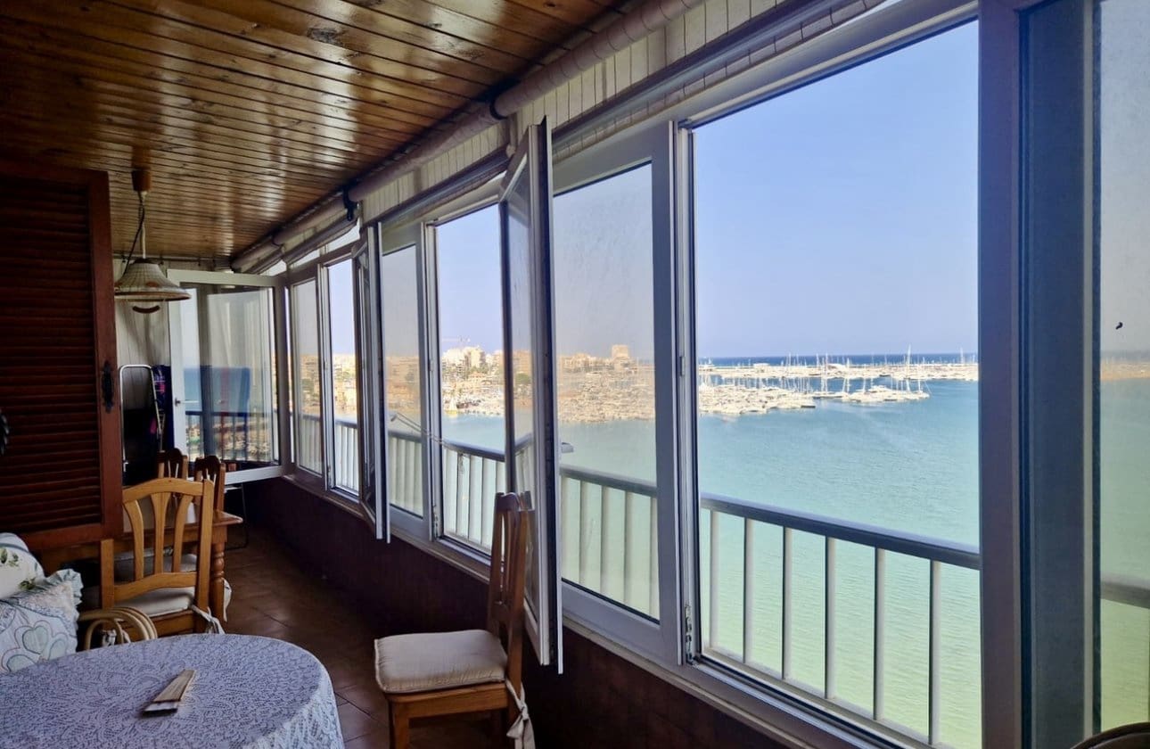 3 makuuhuone Ranta-asunto myytävänä paikassa Torrevieja - 297 000 € (Ref: 9428991)