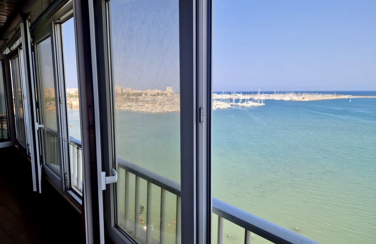 3 makuuhuone Ranta-asunto myytävänä paikassa Torrevieja - 297 000 € (Ref: 9428991)