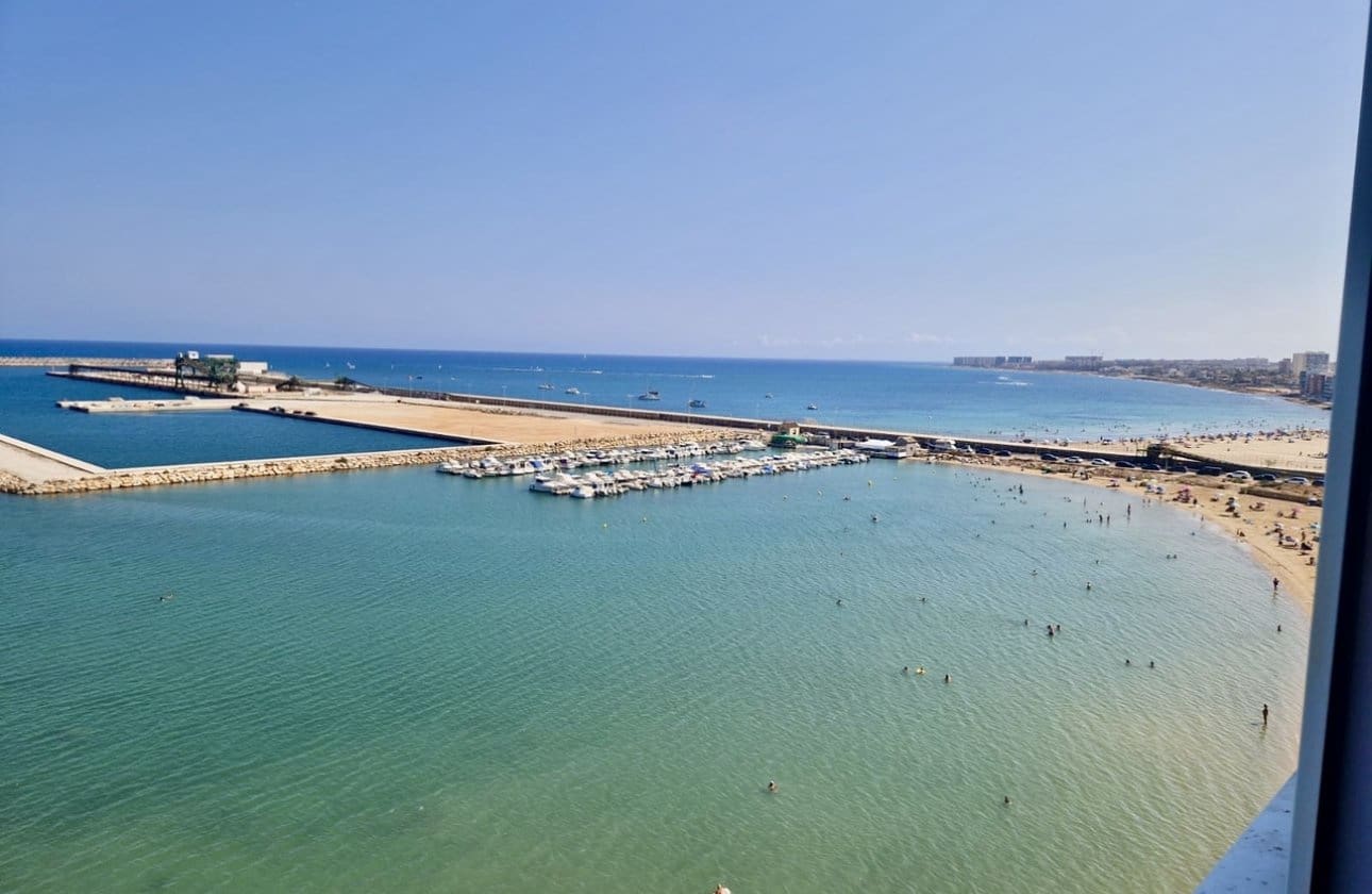 3 makuuhuone Ranta-asunto myytävänä paikassa Torrevieja - 297 000 € (Ref: 9428991)