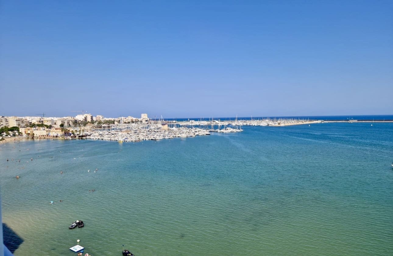 3 makuuhuone Ranta-asunto myytävänä paikassa Torrevieja - 297 000 € (Ref: 9428991)