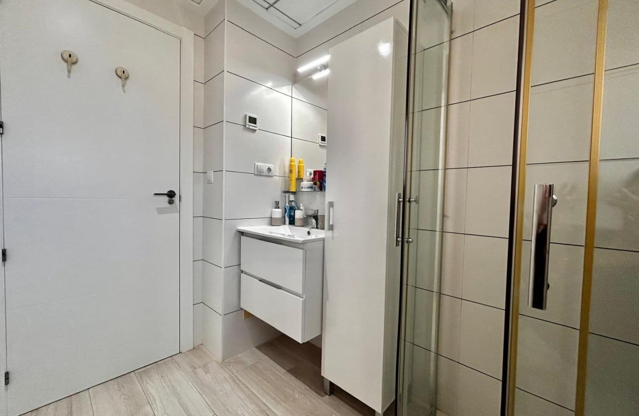 2 bedroom Penthouse for sale in Villamartin with pool garage - € 299,900 (Ref: 9429375)