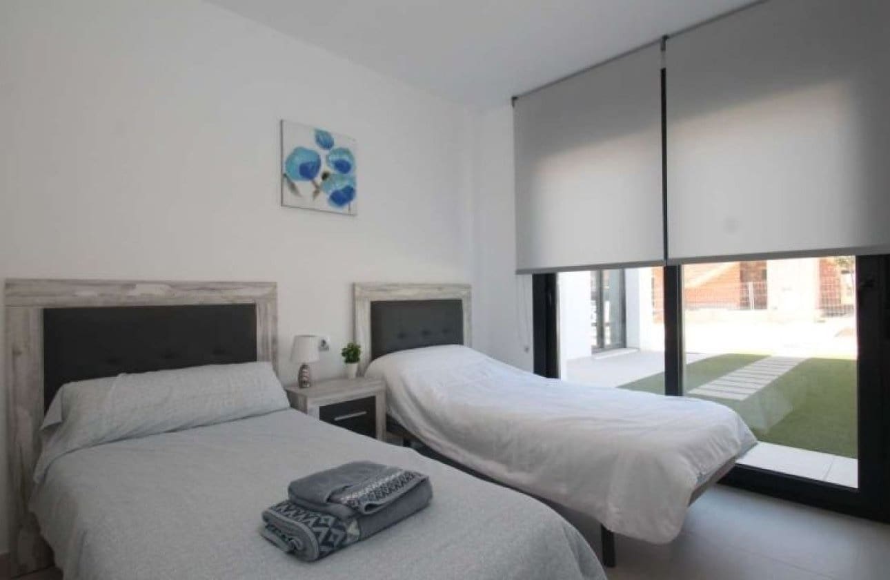 3 bedroom Villa for sale in Pilar de la Horadada - € 319,000 (Ref: 9429382)