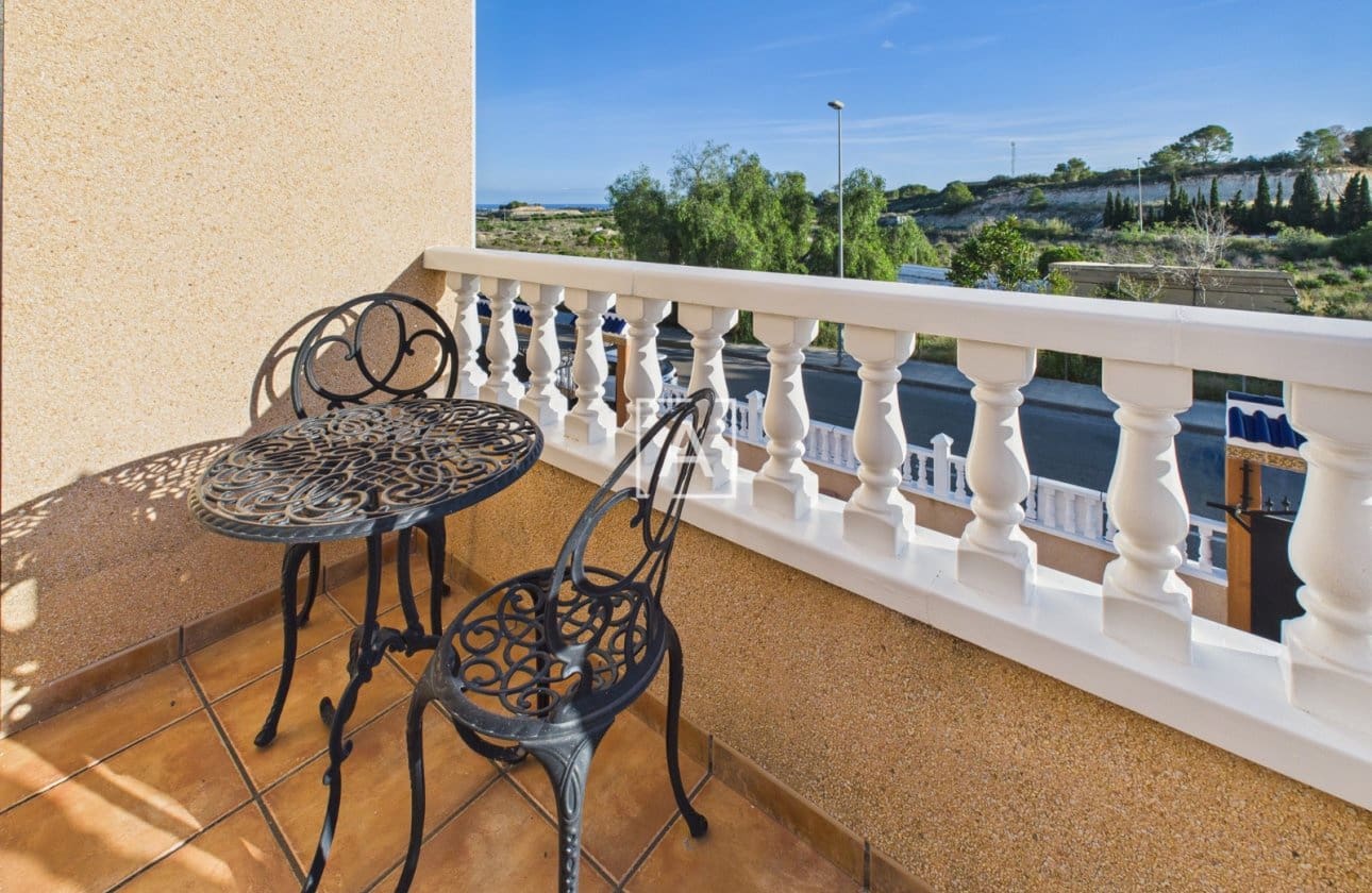 3 bedroom Villa for sale in Pinar de Campoverde with pool - € 397,500 (Ref: 9429388)