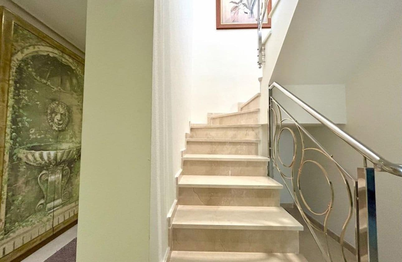 3 sovrum Takvåning till salu i Orihuela Costa med pool garage - 645 000 € (Ref: 9429397)