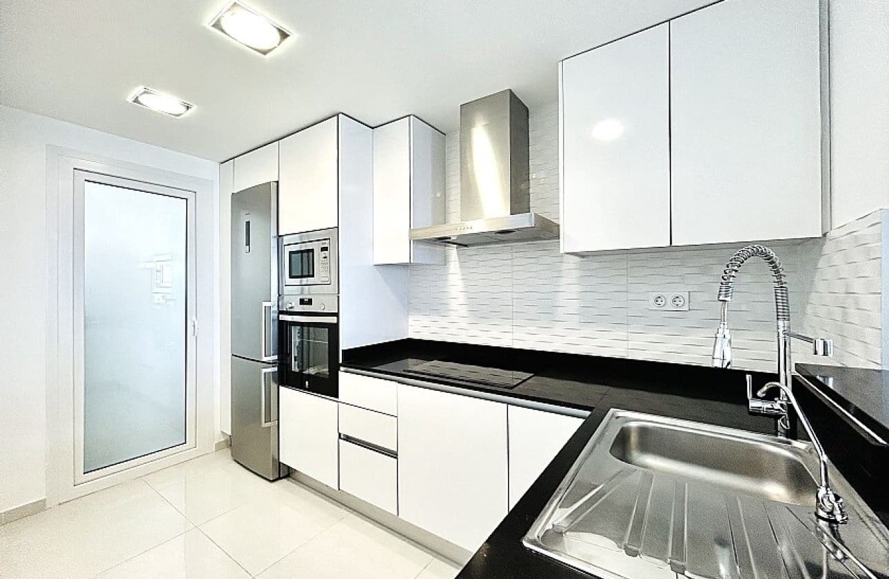 2 slaapkamer Strandappartement te koop in Punta Prima met zwembad garage - € 398.000 (Ref: 9429405)