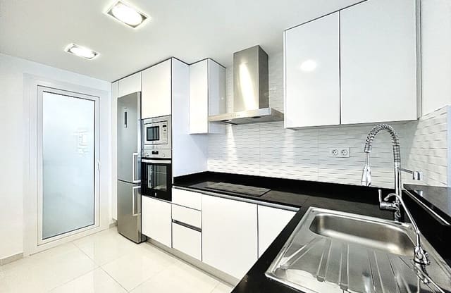 2 slaapkamer Strandappartement te koop in Punta Prima, Torrevieja met zwembad garage - € 398.000 (Ref: 9429405)