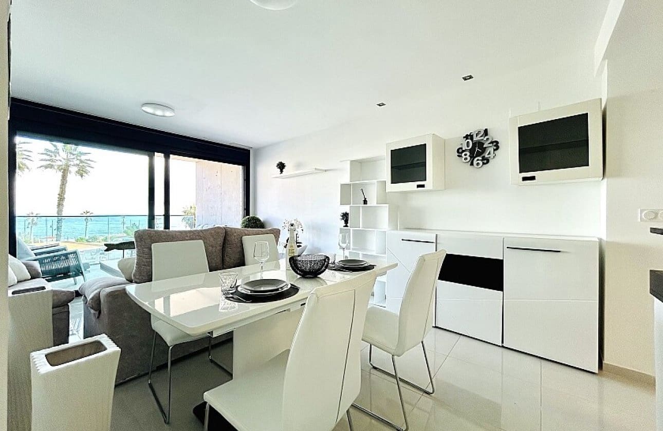 2 slaapkamer Strandappartement te koop in Punta Prima met zwembad garage - € 398.000 (Ref: 9429405)