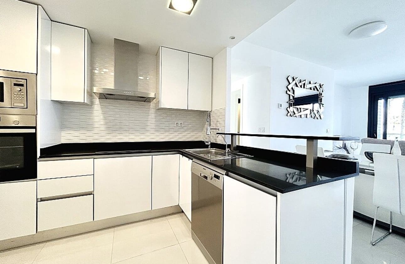 2 slaapkamer Strandappartement te koop in Punta Prima met zwembad garage - € 398.000 (Ref: 9429405)