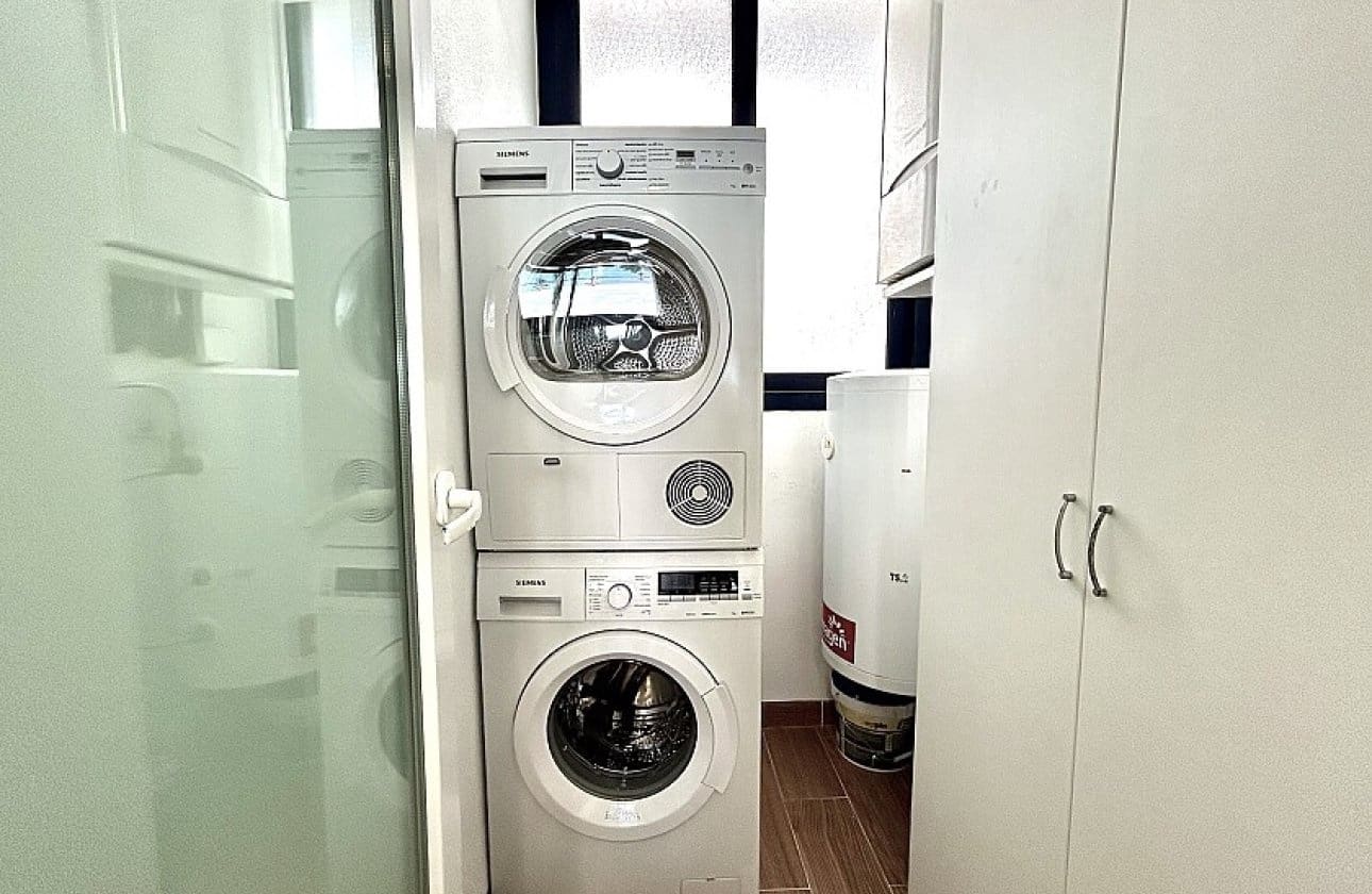 2 slaapkamer Strandappartement te koop in Punta Prima met zwembad garage - € 398.000 (Ref: 9429405)