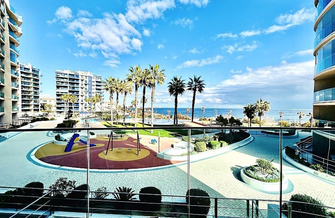 2 slaapkamer Strandappartement te koop in Punta Prima met zwembad garage - € 398.000 (Ref: 9429405)