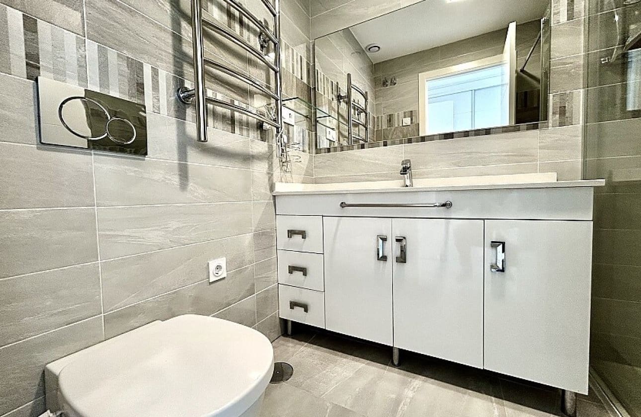 2 slaapkamer Strandappartement te koop in Punta Prima met zwembad garage - € 398.000 (Ref: 9429405)