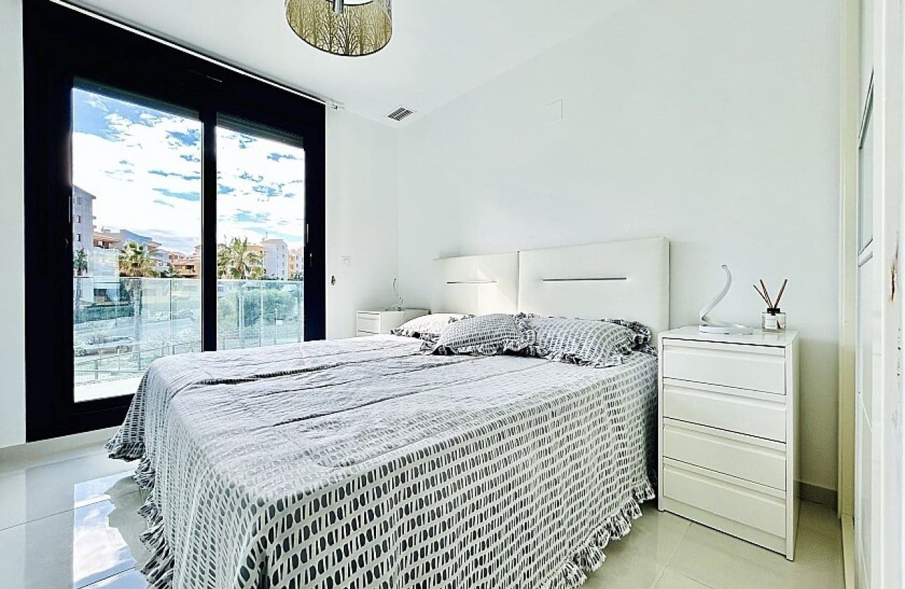 2 slaapkamer Strandappartement te koop in Punta Prima met zwembad garage - € 398.000 (Ref: 9429405)