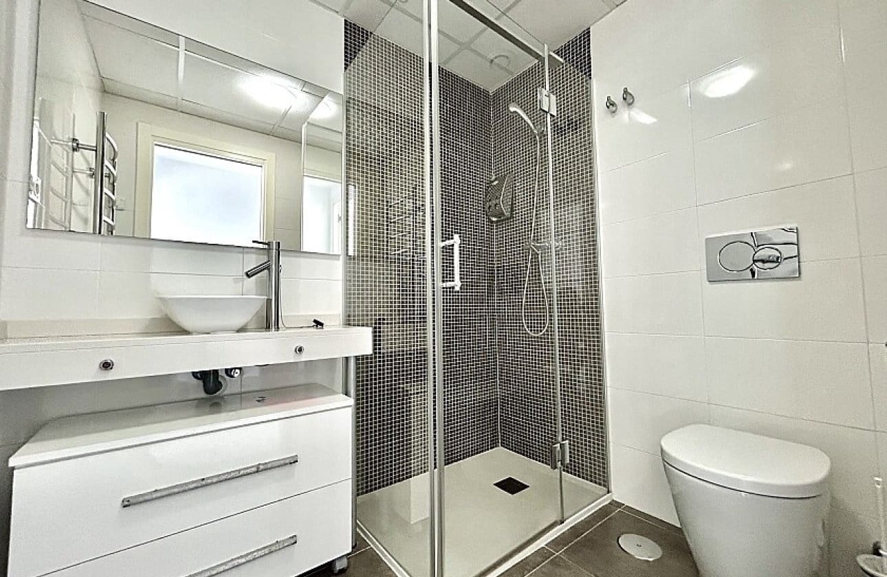 2 slaapkamer Strandappartement te koop in Punta Prima met zwembad garage - € 398.000 (Ref: 9429405)