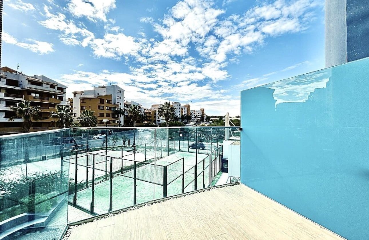 2 slaapkamer Strandappartement te koop in Punta Prima met zwembad garage - € 398.000 (Ref: 9429405)