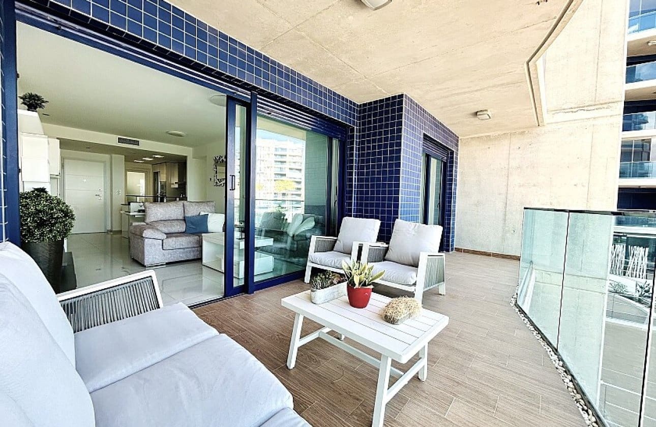 2 slaapkamer Strandappartement te koop in Punta Prima met zwembad garage - € 398.000 (Ref: 9429405)