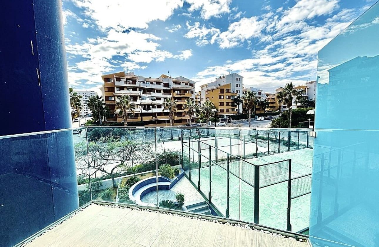 2 slaapkamer Strandappartement te koop in Punta Prima met zwembad garage - € 398.000 (Ref: 9429405)